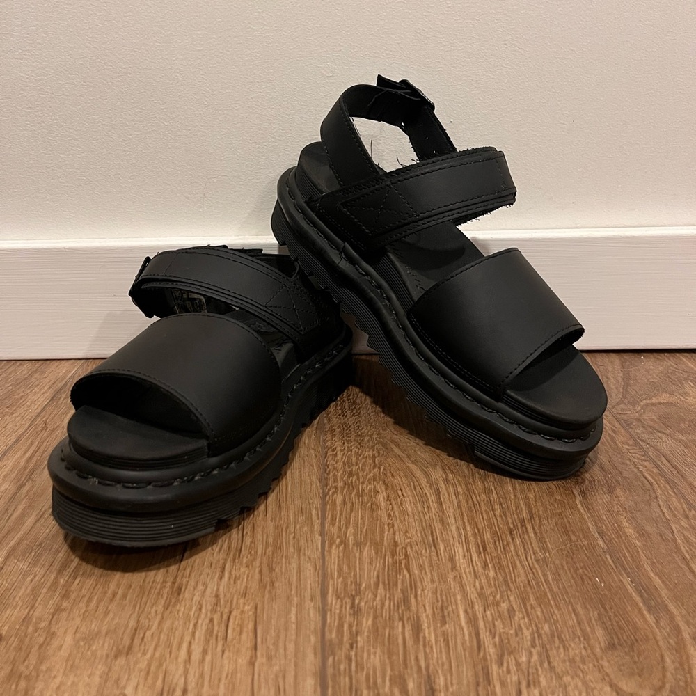 DR. MARTENS VOSS WOMEN'S LEATHER STRAP
SANDALS / BLACK / SIZE 7 - Picture 2 of 16